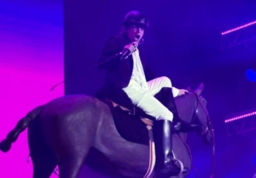 Impactante ingreso de Joaquín Levinton en Lollapalooza 2026 con caballo