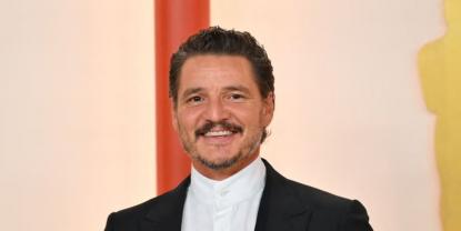 Pedro Pascal deslumbra en la alfombra roja de los Oscars 2026 con nuevo estilo