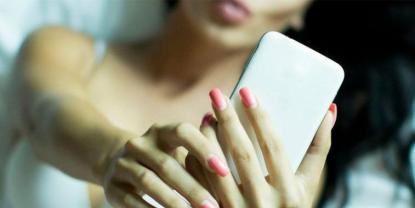 Estilista santiagueña denuncia extorsión sexual tras trampa digital