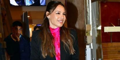 Carolina Pampita Ardohain asiste a la comedia 