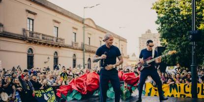 Ke Personajes conmueve a su público con un show previo al álbum debut