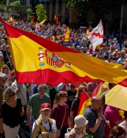 Masiva movilización en Madrid: ciudadanos exigen renuncia de Sánchez