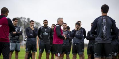 Lucas Pusineri: Plan Estratégico para Incorporaciones en el Equipo de Santiago