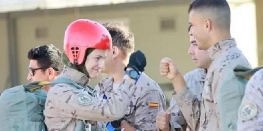 La princesa Leonor completa con éxito su curso de paracaidismo