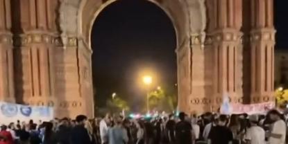 Barcelona Rinde Homenaje a Indio Solari en el Arco del Triunfo