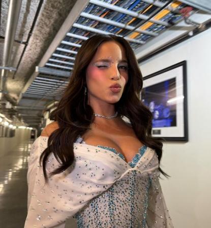 Emilia Mernes deslumbra con un look emblemático en la previa del Mundial 2026