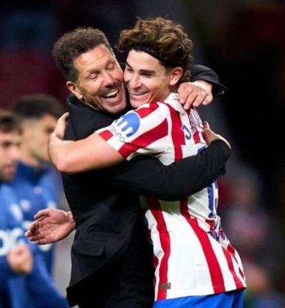 Diego Simeone Elogia a Julián Álvarez como Estrella del Atlético de Madrid