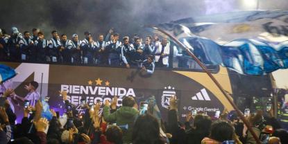 Emotivo recibimiento a la Selección argentina en Ezeiza tras el Mundial