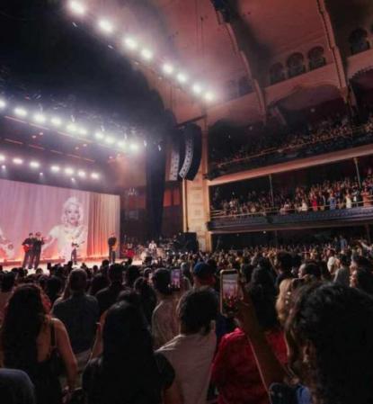 Mon Laferte arranca su gira Femme Fatale con éxito en Toronto