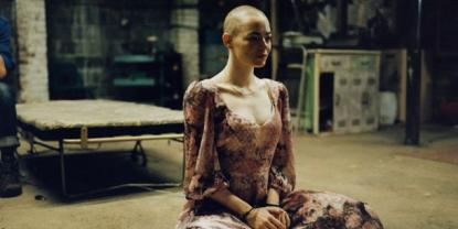 Bugonia: Un Thriller Psicológico que Captura la Atención en HBO Max