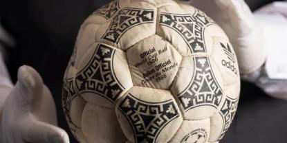 La icónica pelota de Maradona en México 86 se subasta por 3,35 millones de dólares