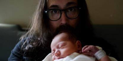 Sean Lennon da la bienvenida a su primer hijo, Aurelius, junto a Charlotte Kemp Muhl
