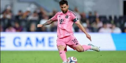 Messi anota un golazo de tiro libre y se acerca a un récord histórico