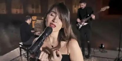 Irán impone 74 latigazos a la cantante Parastoo Ahmadi por concierto sin velo