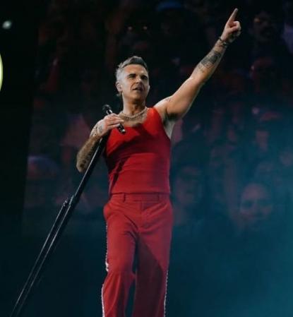 Robbie Williams provoca risas al aludir a Amalia Granata en su recital