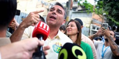 Flávio Bolsonaro vota en Brasil y aboga por un cambio político significativo