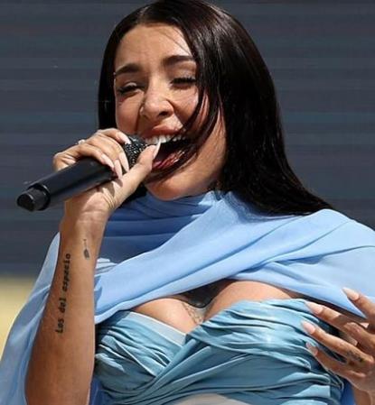 María Becerra sorprende con su reacción ante un regalo artístico en Uruguay