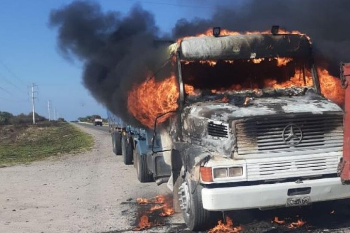 Catamarca: un camión se prendió fuego en medio de la ruta
