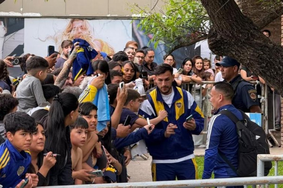 La llegada del equipo a Córdoba genera un ambiente festivo entre los aficionados