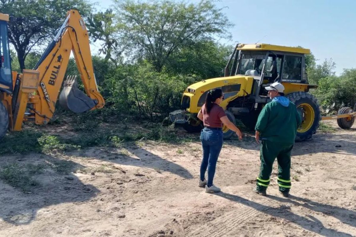 Los Corvalanes: obras de reparación de caminos después de las lluvias