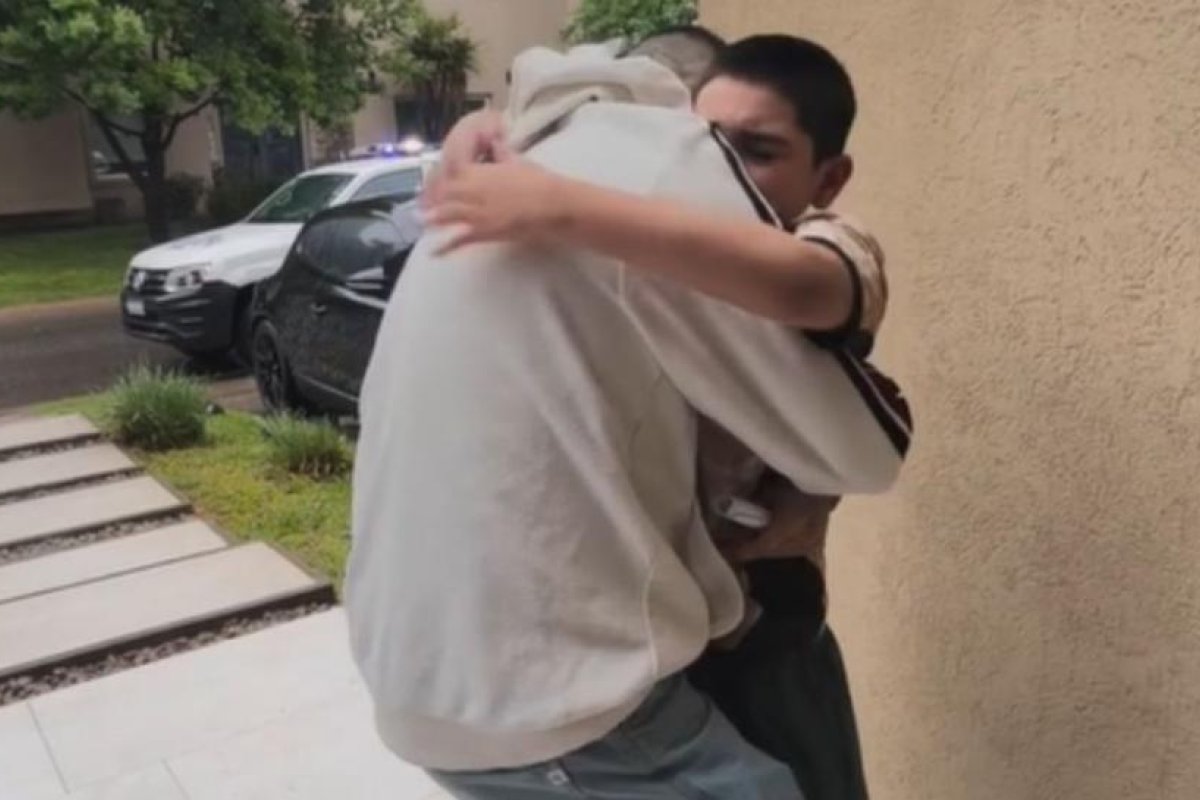 Emotivo reencuentro de Callejero Fino con su hijo tras su salida de prisión