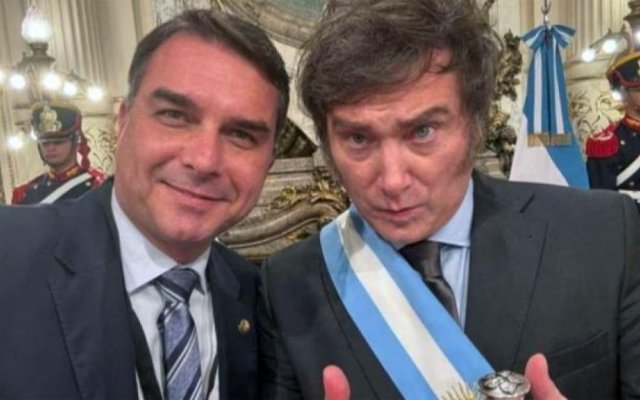 Flávio Bolsonaro Agradece a Javier Milei tras Éxito Electoral en Brasil