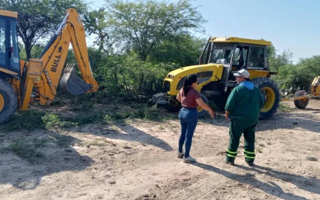 Los Corvalanes: obras de reparación de caminos después de las lluvias
