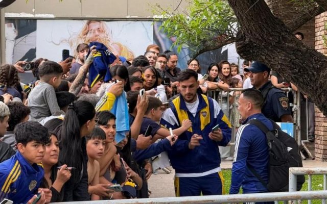 La llegada del equipo a Córdoba genera un ambiente festivo entre los aficionados