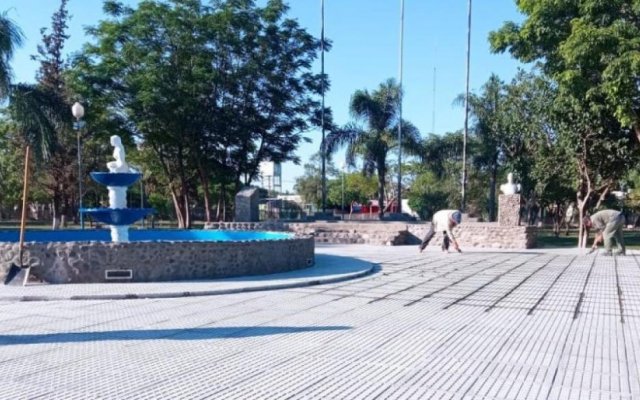 Pozo Hondo: Avanza refacción de la céntrica plaza San Martín  